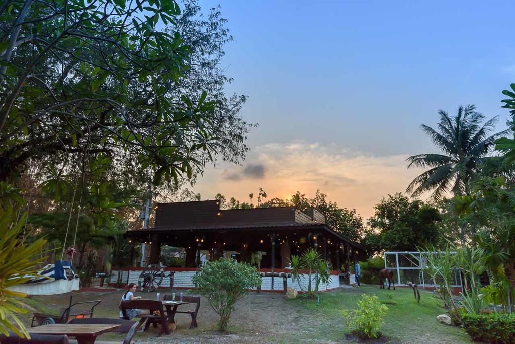Cowboy Farm Resort Pattaya Ban Huai Yai Buitenkant foto